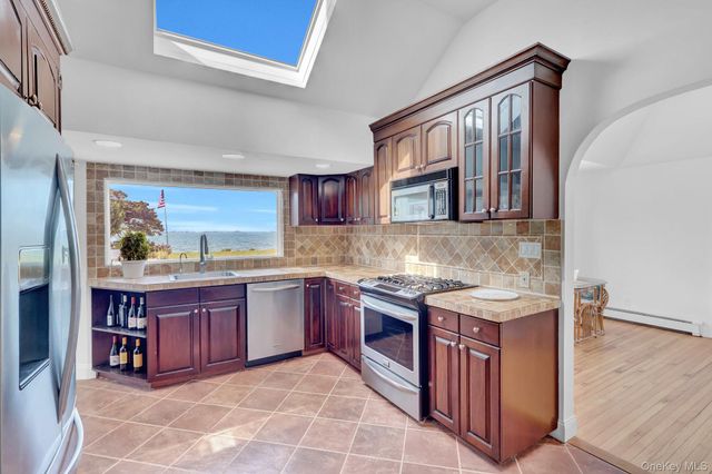 6 Last Lane, Hampton Bays, NY 11946