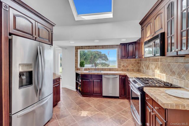 6 Last Lane, Hampton Bays, NY 11946