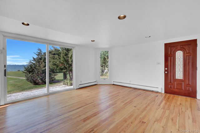 6 Last Lane, Hampton Bays, NY 11946