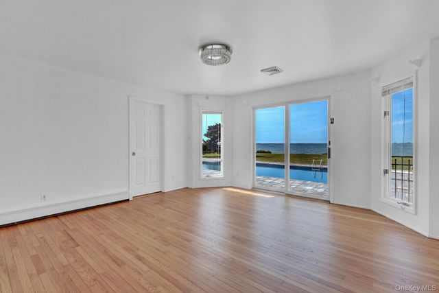 6 Last Lane, Hampton Bays, NY 11946