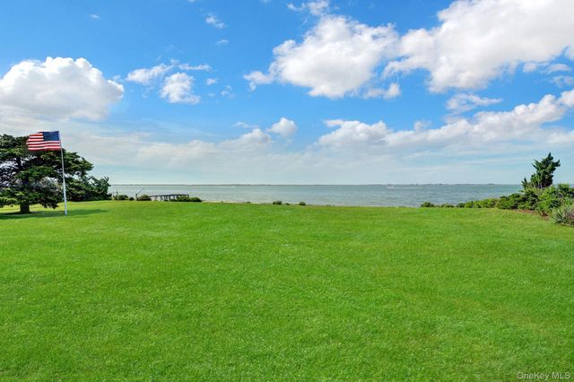 6 Last Lane, Hampton Bays, NY 11946