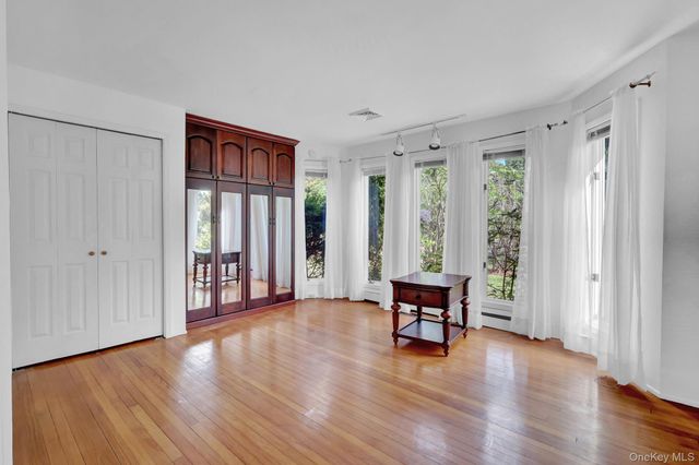 6 Last Lane, Hampton Bays, NY 11946