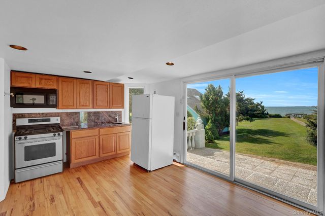 6 Last Lane, Hampton Bays, NY 11946