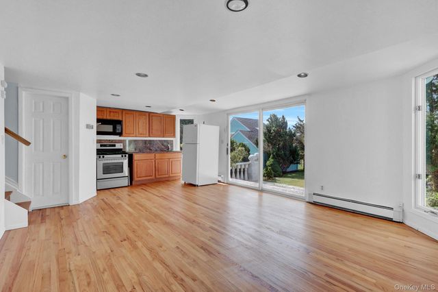 6 Last Lane, Hampton Bays, NY 11946