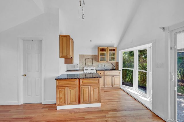 6 Last Lane, Hampton Bays, NY 11946