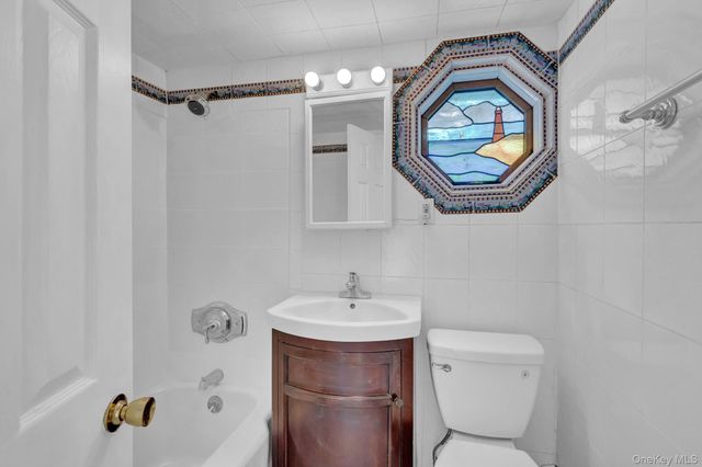 6 Last Lane, Hampton Bays, NY 11946