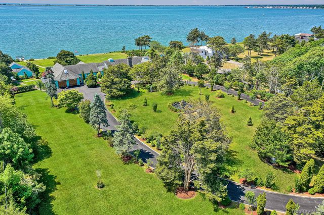 6 Last Lane, Hampton Bays, NY 11946