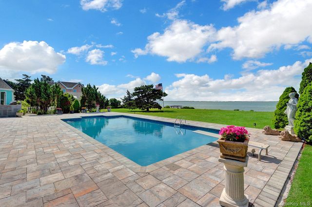 6 Last Lane, Hampton Bays, NY 11946