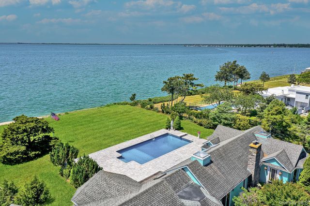6 Last Lane, Hampton Bays, NY 11946