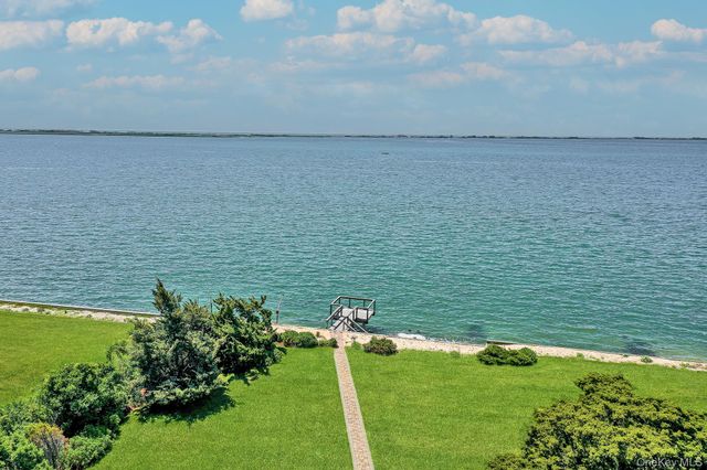 6 Last Lane, Hampton Bays, NY 11946