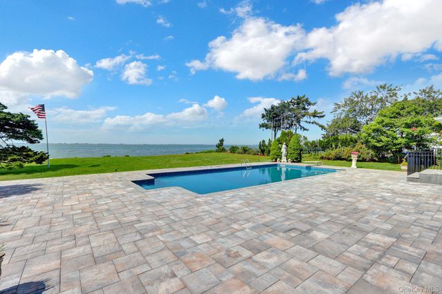 6 Last Lane, Hampton Bays, NY 11946