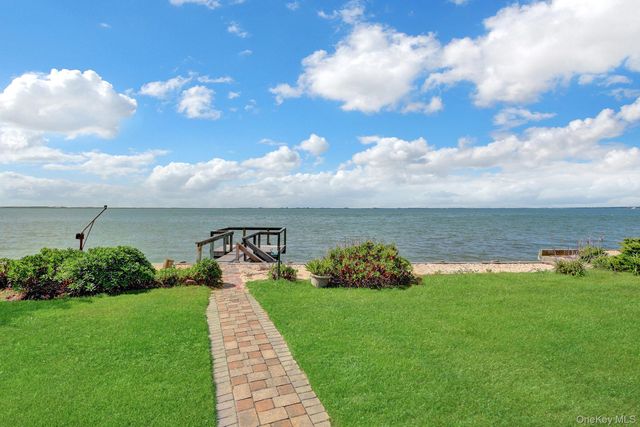 6 Last Lane, Hampton Bays, NY 11946
