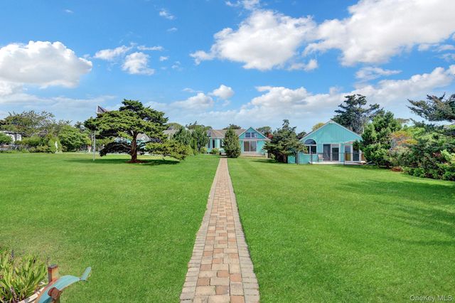 6 Last Lane, Hampton Bays, NY 11946