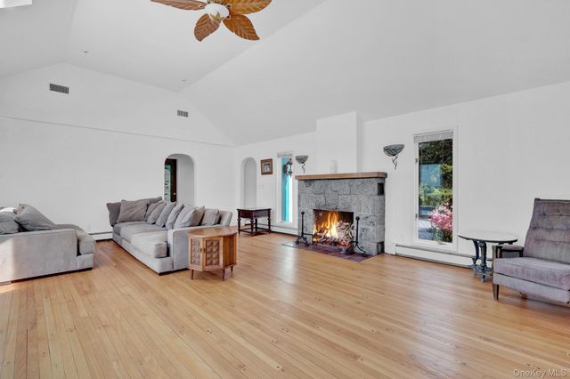 6 Last Lane, Hampton Bays, NY 11946