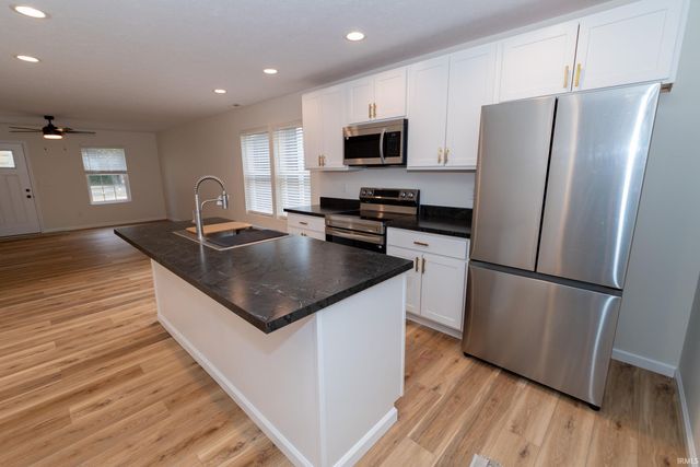 1113 Edwardsburg Ave, Elkhart, IN 46514