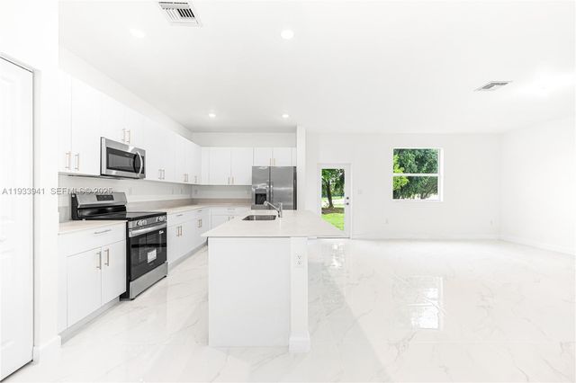 2209 SE 30th St, Homestead, FL 33035