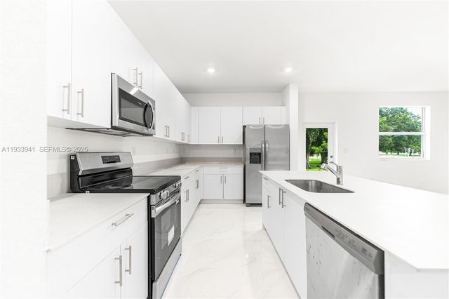 2209 SE 30th St, Homestead, FL 33035