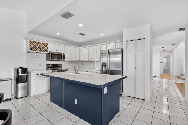 45 Windsor Lane, Palm Beach Gardens, FL 33418