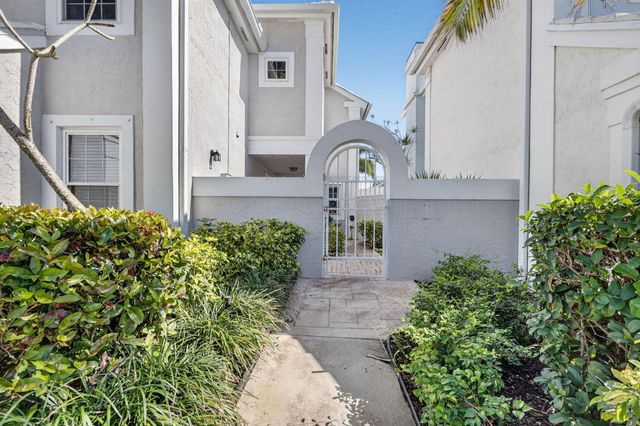 45 Windsor Lane, Palm Beach Gardens, FL 33418