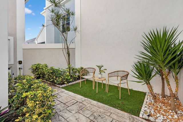 45 Windsor Lane, Palm Beach Gardens, FL 33418