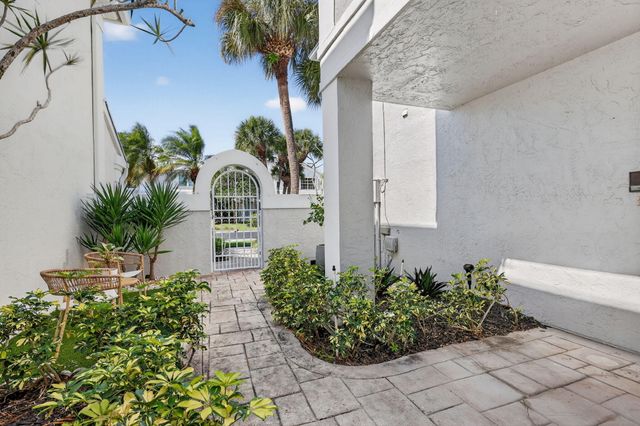 45 Windsor Lane, Palm Beach Gardens, FL 33418