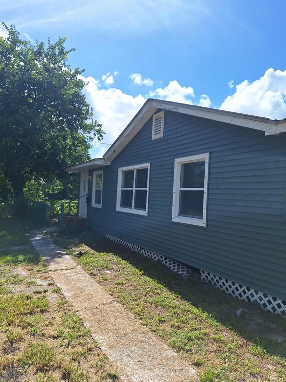 2107 S 34th Street, Fort Pierce, FL 34947