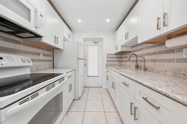 1112 Lake Terrace 204, Boynton Beach, FL 33426