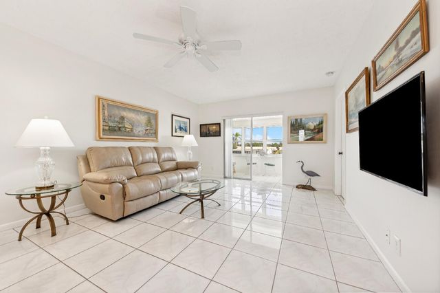1112 Lake Terrace 204, Boynton Beach, FL 33426