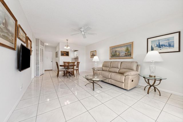 1112 Lake Terrace 204, Boynton Beach, FL 33426