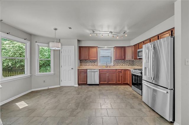 549 Broad Bend CIR, Chesapeake, VA 23320