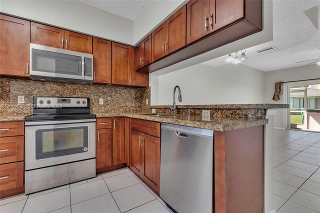 16640 Hemingway Dr 16640, Weston, FL 33326