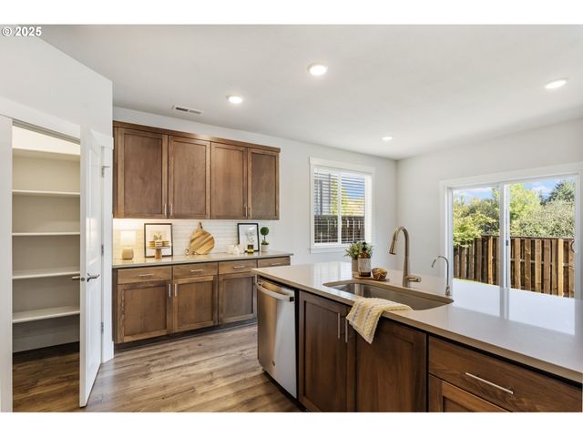 18246 Sw SILVERTIP St, Beaverton, OR 97007