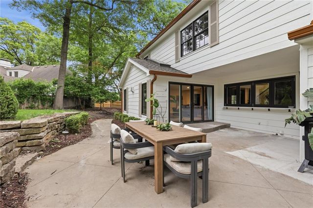 2832 W 91st Street, Leawood, KS 66206