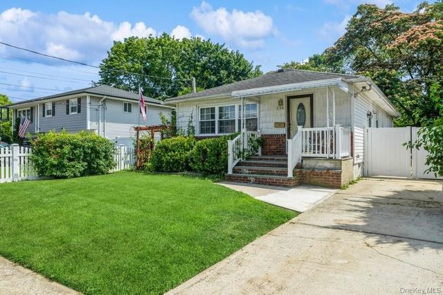 236 N Richmond Avenue, Massapequa, NY 11758