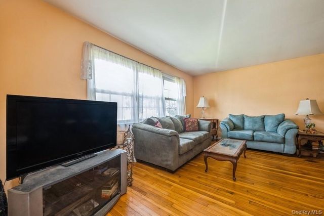 236 N Richmond Avenue, Massapequa, NY 11758