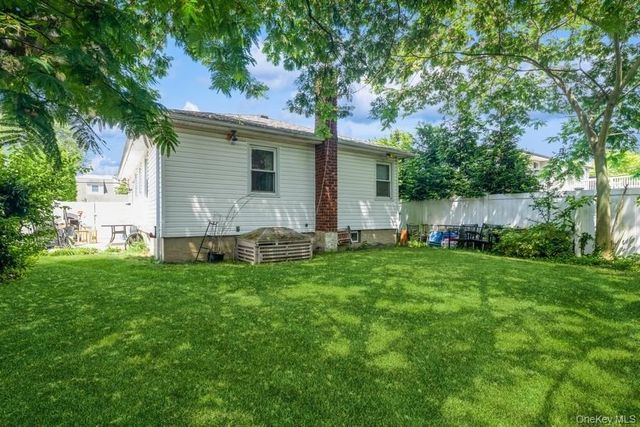 236 N Richmond Avenue, Massapequa, NY 11758