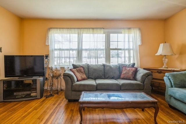 236 N Richmond Avenue, Massapequa, NY 11758