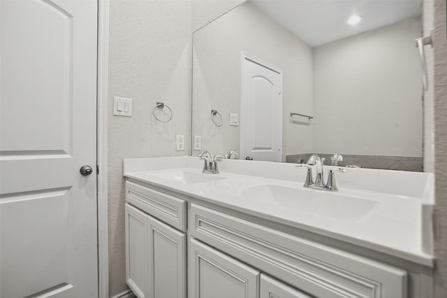 9205 Inland Leather Lane, Conroe, TX 77385