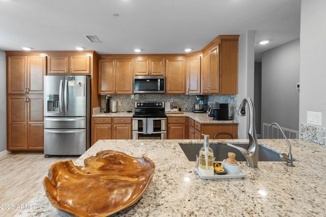 2425 W BRONCO BUTTE Trail 1014, Phoenix, AZ 85085