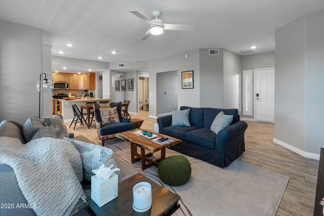 2425 W BRONCO BUTTE Trail 1014, Phoenix, AZ 85085