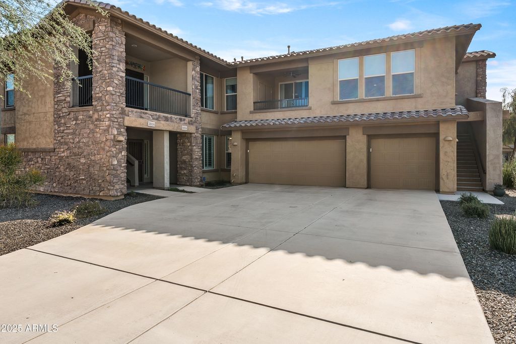2425 W BRONCO BUTTE Trail 1014, Phoenix, AZ 85085