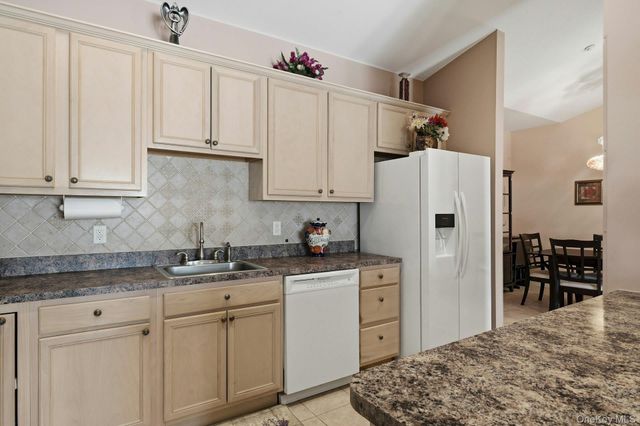 604 Narragansett Villas Drive, Lindenhurst, NY 11757