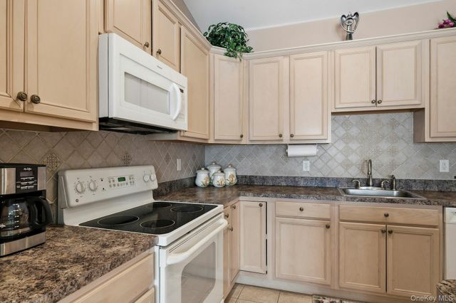 604 Narragansett Villas Drive, Lindenhurst, NY 11757