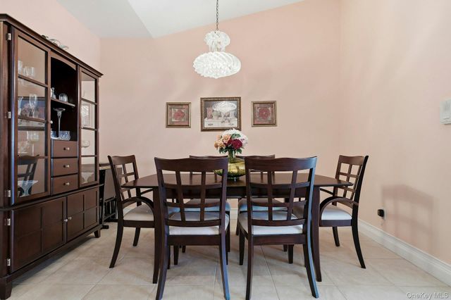 604 Narragansett Villas Drive, Lindenhurst, NY 11757