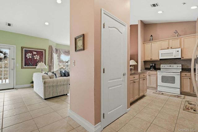 604 Narragansett Villas Drive, Lindenhurst, NY 11757