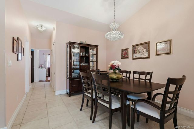 604 Narragansett Villas Drive, Lindenhurst, NY 11757