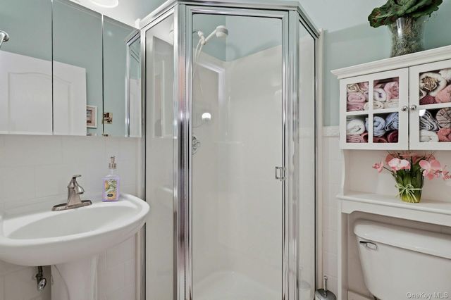 604 Narragansett Villas Drive, Lindenhurst, NY 11757