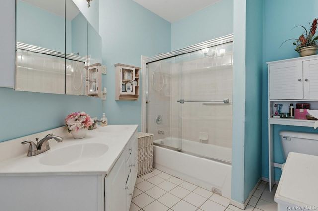 604 Narragansett Villas Drive, Lindenhurst, NY 11757