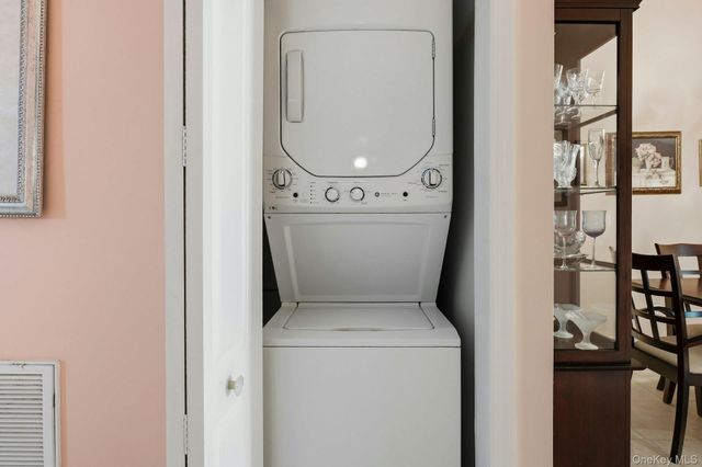 604 Narragansett Villas Drive, Lindenhurst, NY 11757