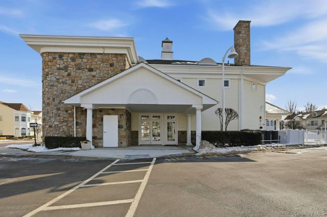 604 Narragansett Villas Drive, Lindenhurst, NY 11757